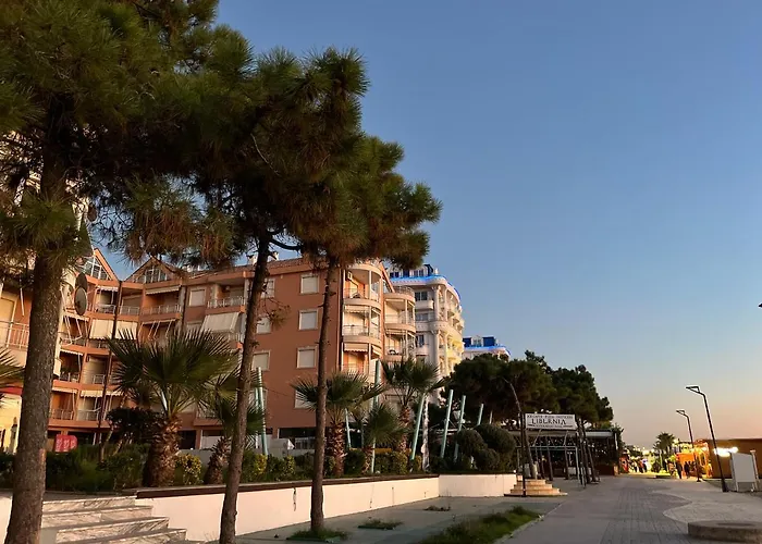 Beachside Family Nest Apt, Spacious & Cozy - By Beta Premium